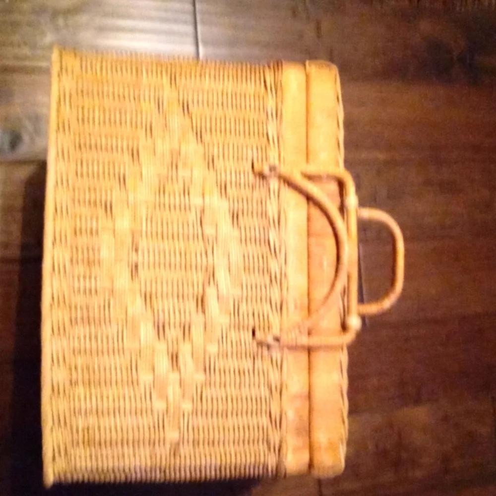 Vintage 1970s Woven Wicker Rattan‎ Picknic Basket